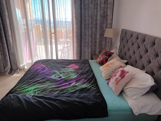 Ložnice s manželskou postelí a vstupem na balkon