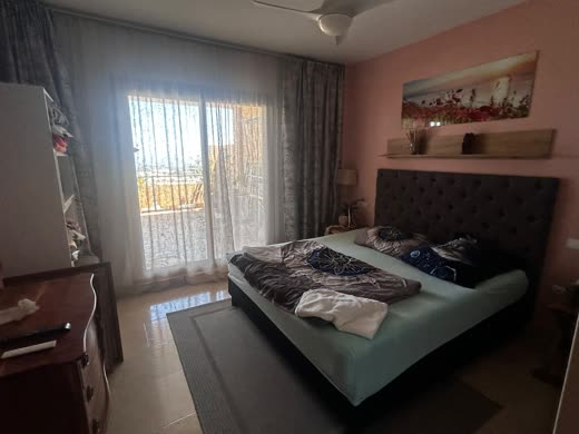 Hlavní ložnice s manželskou postelí a vstupem na terasu