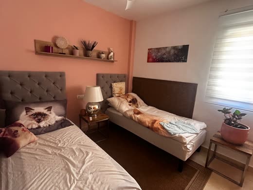 Druhá ložnice — dvě samostatná lůžka a police s dekoracemi