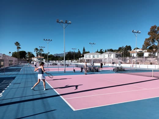 Tenis s kulisou hor