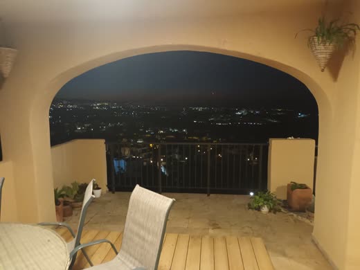 Večeře na terase nad světly pobřeží