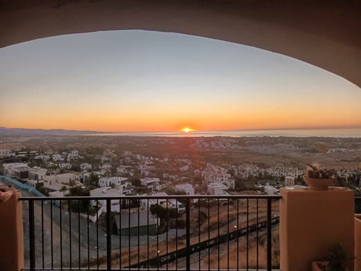 Panoramatický výhled z terasy za soumraku